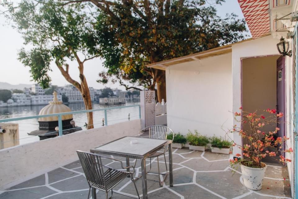 Gypsy Child Lake Hostel Udaipur Bagian luar foto