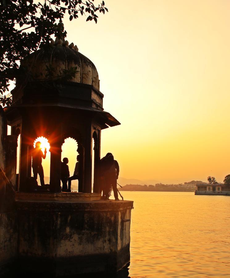 Gypsy Child Lake Hostel Udaipur Bagian luar foto