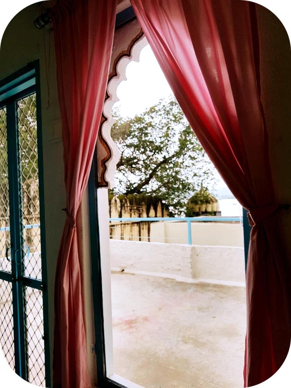 Gypsy Child Lake Hostel Udaipur Bagian luar foto