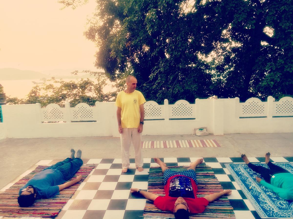 Gypsy Child Lake Hostel Udaipur Bagian luar foto