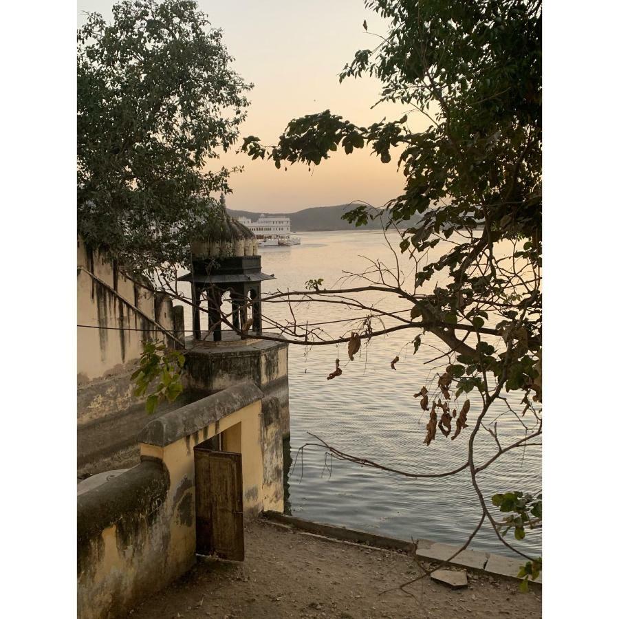 Gypsy Child Lake Hostel Udaipur Bagian luar foto