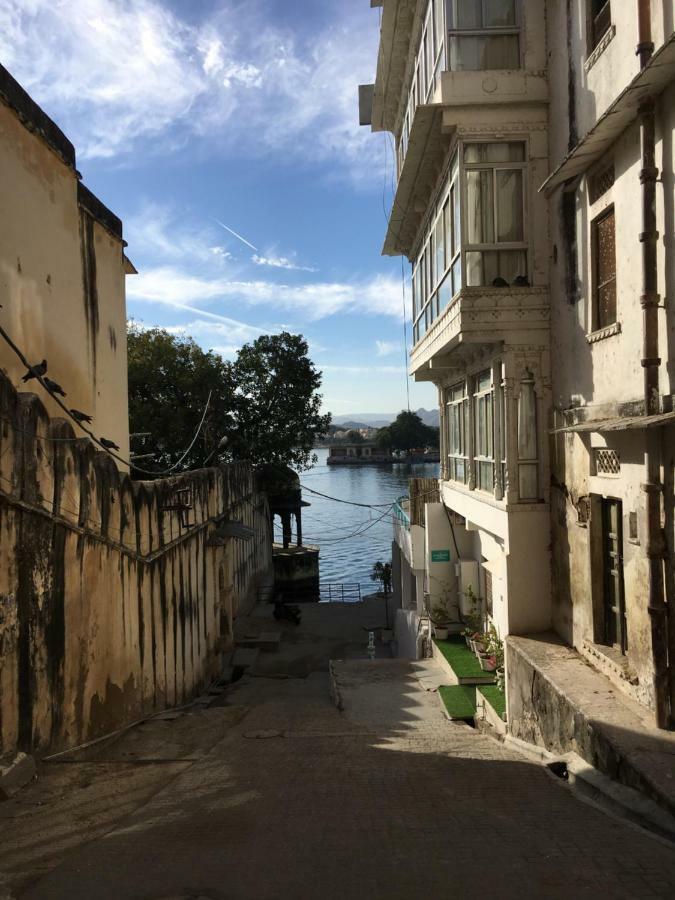 Gypsy Child Lake Hostel Udaipur Bagian luar foto