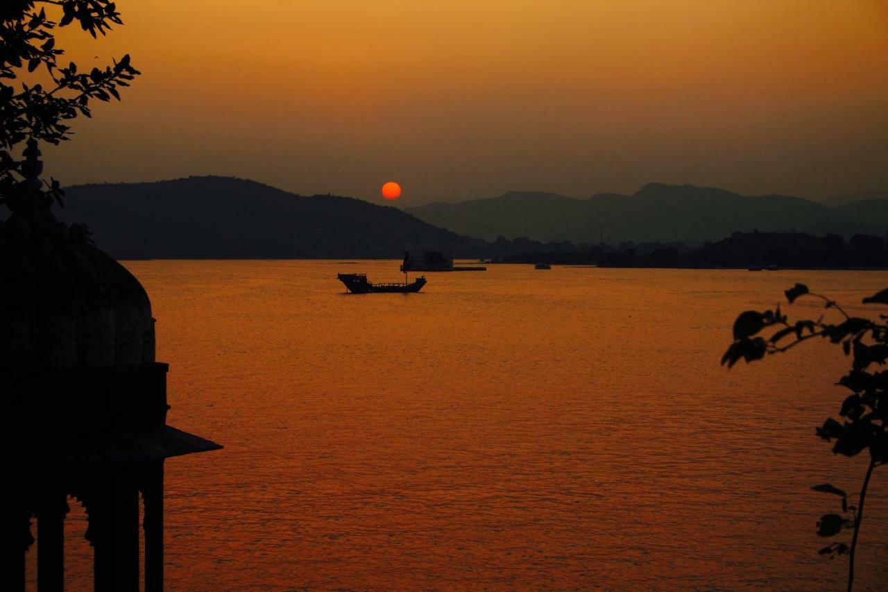 Gypsy Child Lake Hostel Udaipur Bagian luar foto